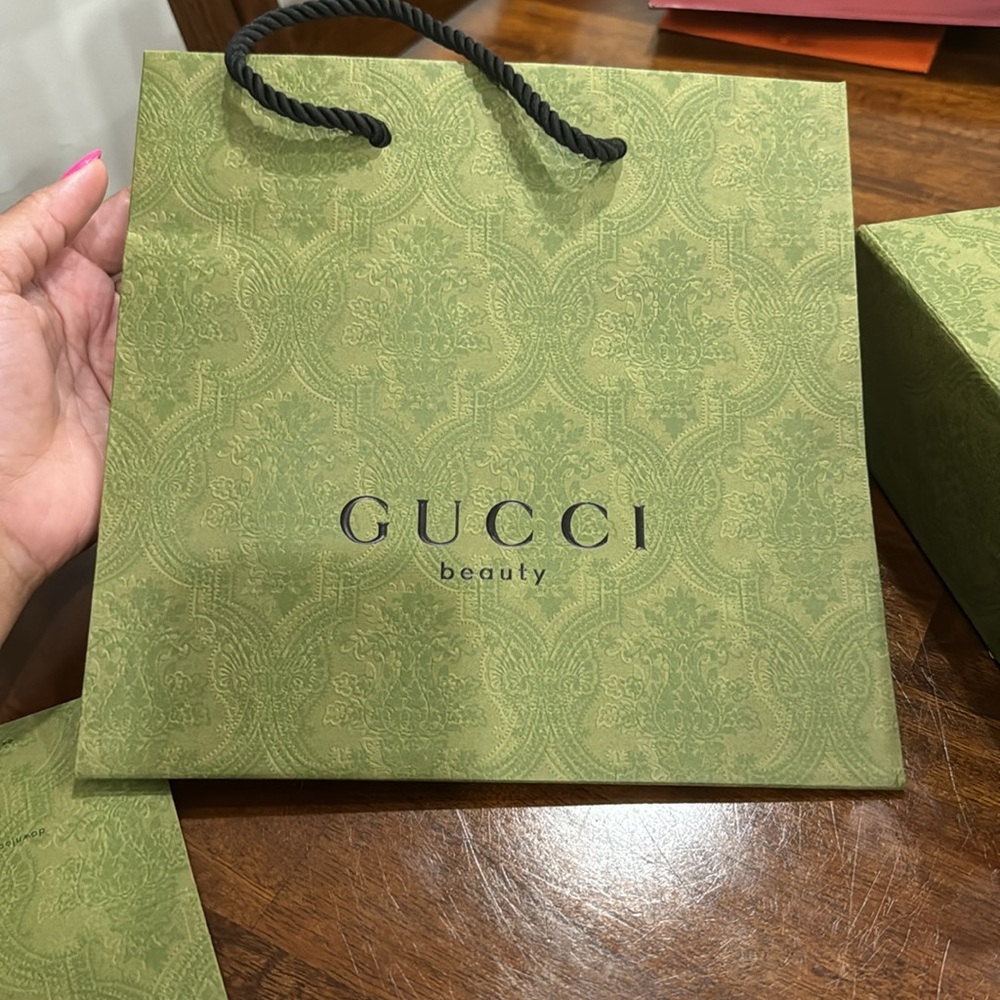Authentic green magnetic closure Gucci gift box & bag and receipt card. - Picture 4 of 7